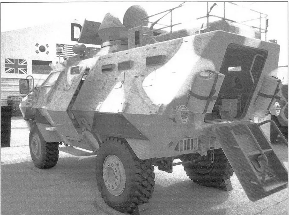 Бронетранспортёр Barracuda южнокорейской компании Daewoo на выставке IDEX2005 - фото 42