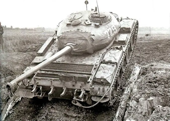 Танк Т54 образца 1947 г на учениях Советской Армии Значительный вклад в - фото 52
