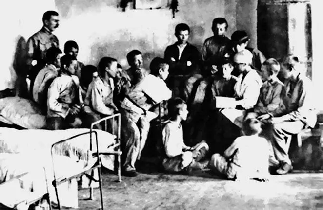 21 А С Макаренко 1923 г 22 А С Макаренко с колонистами 1924 г 23 - фото 24