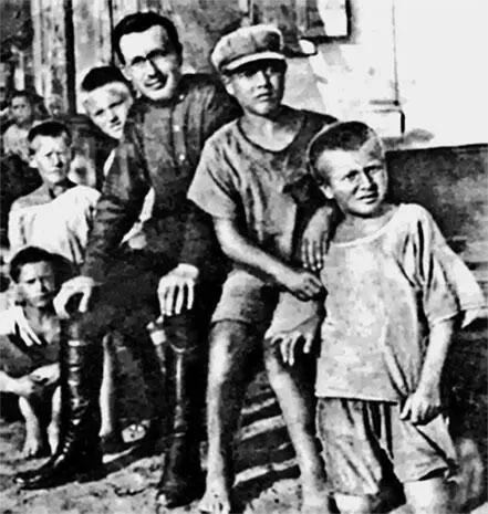 23 Слева направо А С Макаренко его мама Татьяна Михайловна Е Ф - фото 26