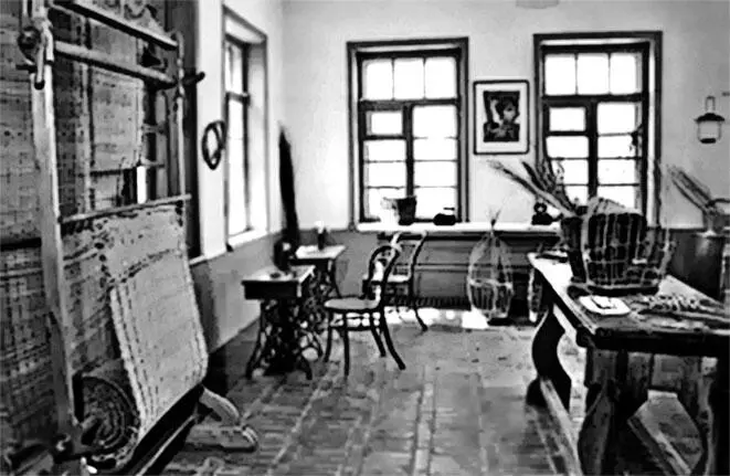 35 Оформление клумбы 36 К И Сердюк завхоз колонии фото 1940х гг В - фото 38