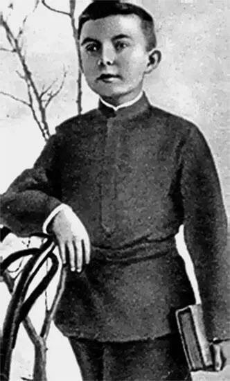 2 Антон Макаренко школьник 1901 г 3 Слева направо мать А С Татьяна - фото 5