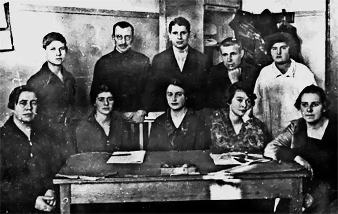 47 Слева направо сидят Елизавета Федоровна Григорович Рива Осипова Лидия - фото 50