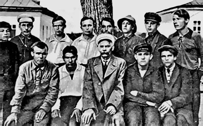 53 Стоит второй слева А С Макаренко В центре сидит А М Горький Июль 1928 - фото 58
