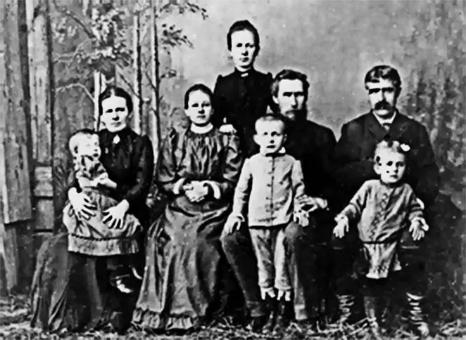 3 Слева направо мать А С Татьяна Михайловна Макаренко с дочерью Наташей - фото 6