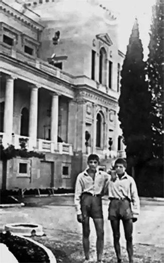 58 Слева Лев Салько Ливадия Крымский поход коммунаров 59 Лев Салько - фото 63