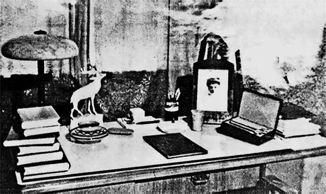 64 Письменный стол А С Макаренко в московской квартире На столе - фото 69