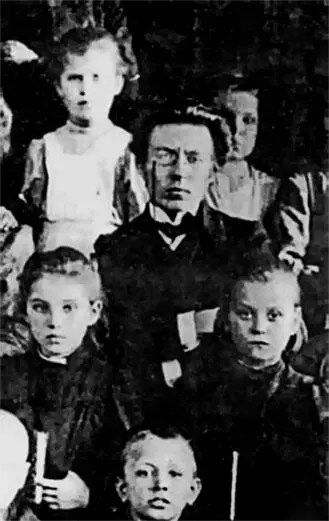 5 А С Макаренко с учениками Крюков 19051906 гг 6 А С Макаренко с - фото 8