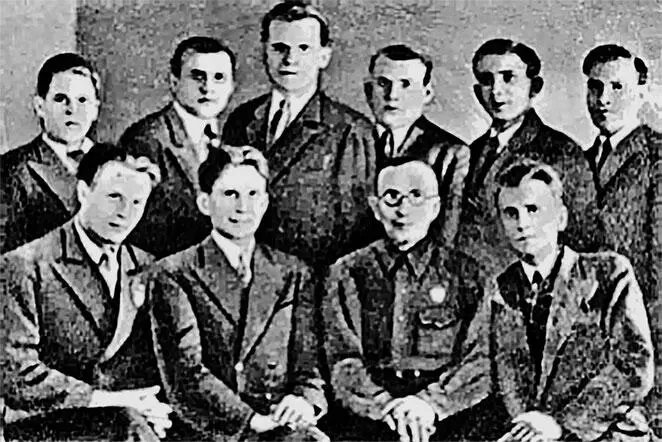 75 Сидят первый справа В Н Терский второй А С Макаренко Студенты - фото 80
