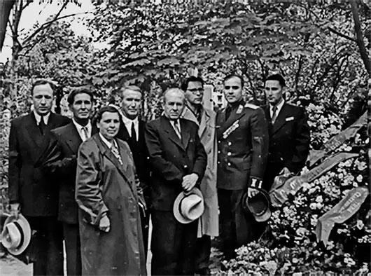 81 Открытие памятника А С Макаренко на Новодевичьем кладбище Москва 1952 - фото 86