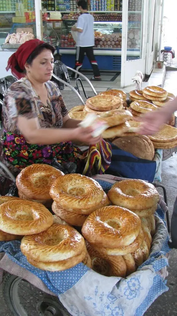 Торговля лепёшками на Крытом рынке Фото автора За грош дадут лепёшек на два - фото 110
