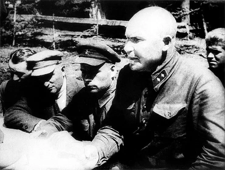 Один из руководителей Бамлага в президиуме лагерного слета - фото 17