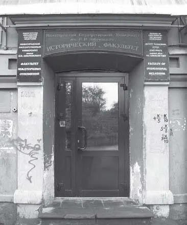 Вход в здание исторического факультета Здание Горьковского областного суда - фото 7
