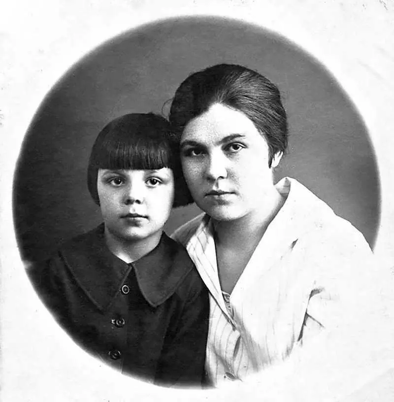 Зоя с мамой Зоя с мамой Китай 1928 год Обложка сборника сочинений учениц - фото 18