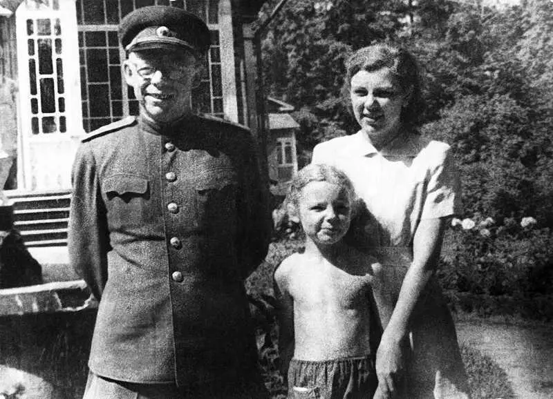 Василий Зарубин Зоя Зарубина и Таня На даче 1946 год Леонид со Светланой - фото 31