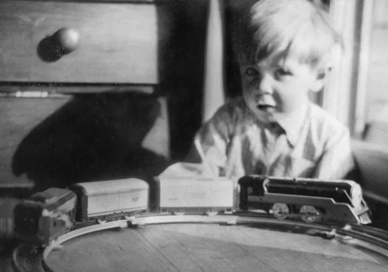 Стивен Хокинг с игрушечной железной дорогой Автор слева и сын Роберта - фото 60