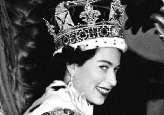 Елизавета II в день коронации 2 июня 1953 года По поводу её коронации - фото 108