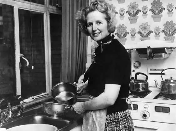 Миссис Тэтчер на своей кухне 1975 год Впервые назвал эту женщину Железной - фото 189