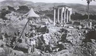 Фотография раскопок в Библе Археологи входят в гробницу IV на кладбище - фото 100