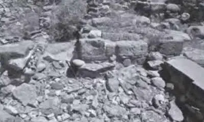 Блоки из дома С1 в центре датированные по связанной с ними керамике периодом - фото 126