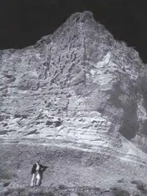 Профессор Тревор Палмер стоит для масштаба на этой фотографии отложений пепла и - фото 131