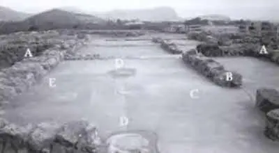 Вид с задней части фундамента большого мегарона в Гиринфе А слева и справа на - фото 203