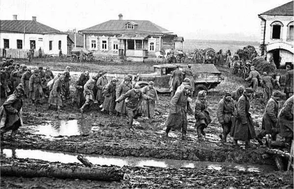 Колонна военнопленных Вязьма 1941 г В этот же день командованием дивизии - фото 12