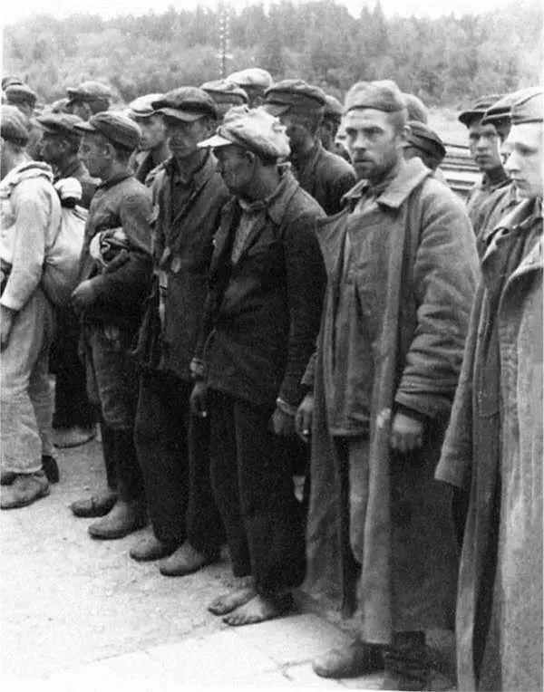 Вязьма начало лета 1942 г Советские военнопленные Дулага184 попавшие в - фото 25