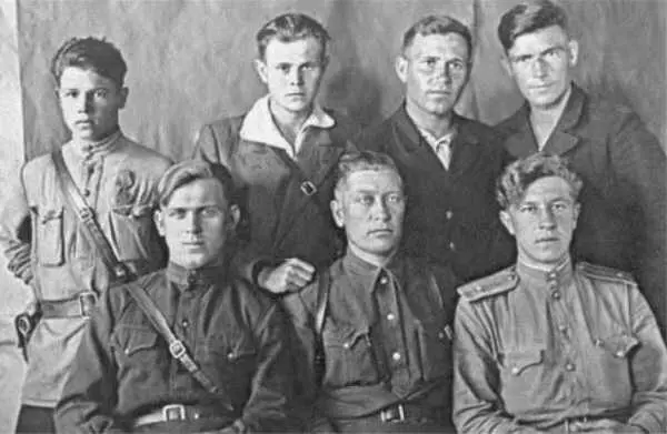Тетцов АП с группой белорусских партизан второй справа в верхнем ряду 1943 - фото 63