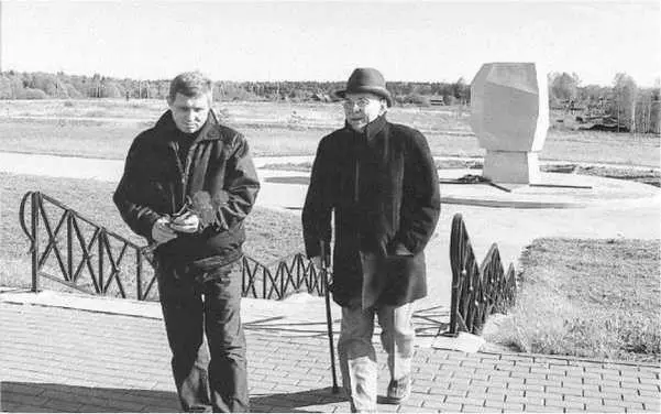 Шимкевич Вадим Николаевич г Кишинев Молдова с сыном у памятного знака 2й - фото 89