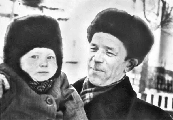 Крутов Степан Маркелович с племянницей Любой на руках Москва 1958 г - фото 94