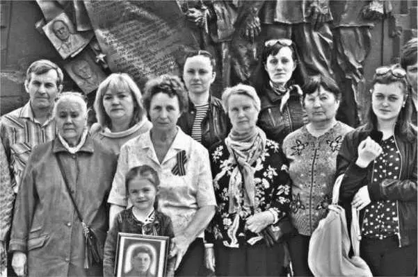 К отцам и дедам Родственники узников на месте захоронений Дулага184 - фото 102
