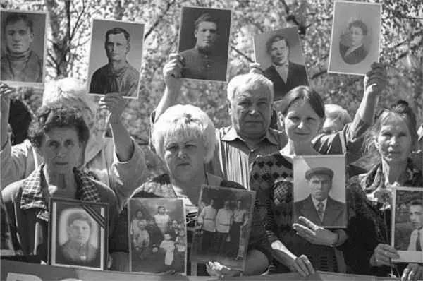 Родственники узников на месте захоронений Дулага184 Президент МАОПО - фото 103