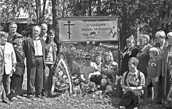 Родственники погибших и поисковики на месте захоронений лазарета 1 - фото 111