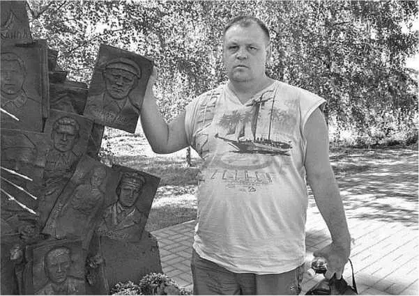 Андрей Никанин у Мемориала с портретом прадеда Венжеги Константина Ивановича - фото 220