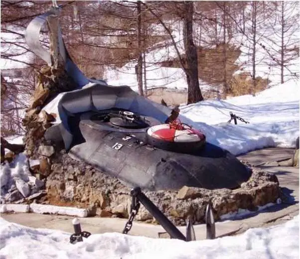 Памятник погибшей подлодке С117 бывшей Щ117 в бухте Постовая залив - фото 8