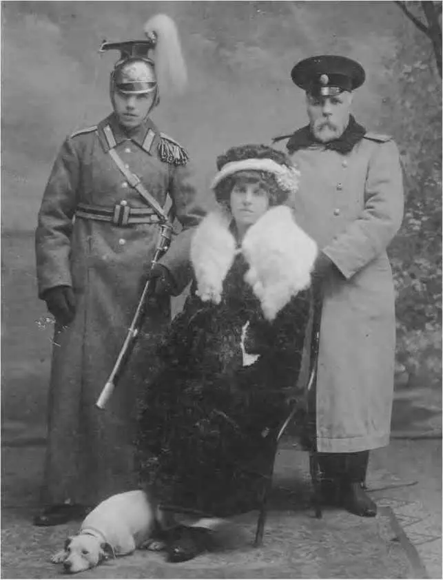 Рис 21 Николай Александрович Федоров со своими детьмиблизнецами Марией и - фото 40