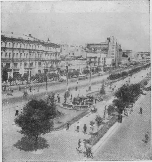 КИЕВ Это Крещатик главная улица Киева Десять лет назад когда город был - фото 49