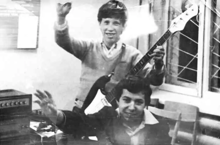 Александр Козлов с басгитарой и Виктор Ланских 1978 Примерно в это же время - фото 4