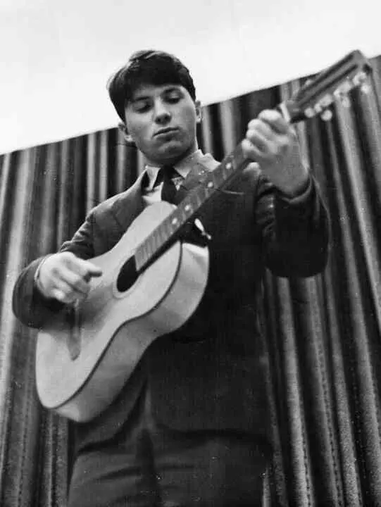 Вадим Самойлов на конкурсе самодеятельности 1984 С аппаратурой была беда Даже - фото 16
