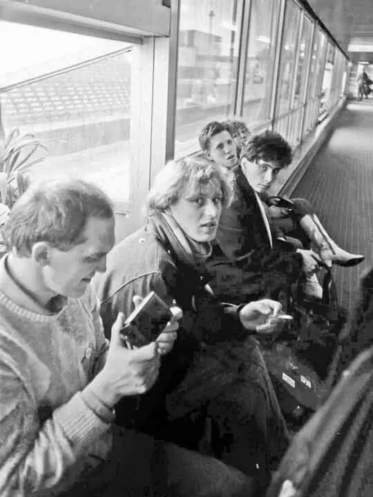 Агата Кристи в лондонском аэропорту Хитроу декабрь 1989 года Фото - фото 49