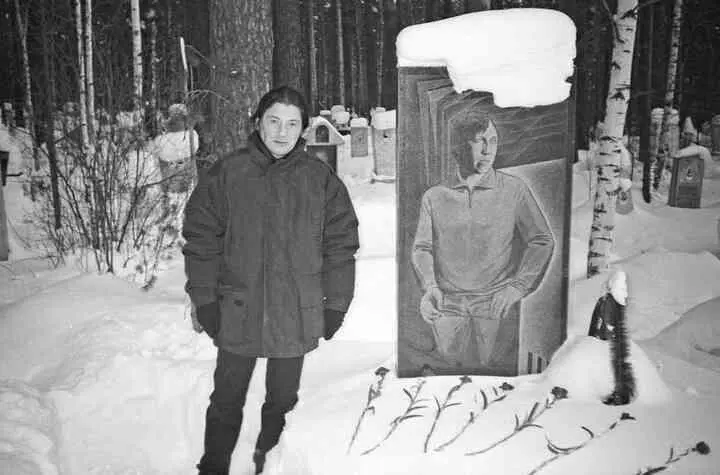 Вадим Самойлов на могиле Александра Козлова Асбест 14 января 2003 года Фото - фото 161