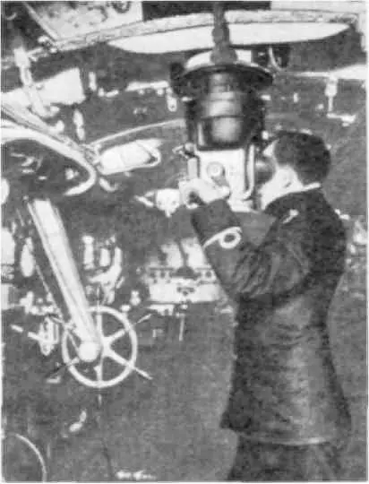 В центральном посту подводной лодки 1900х годов командир наблюдает за - фото 354