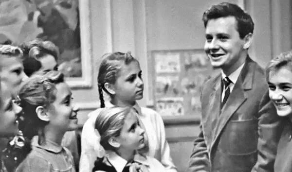 Молодой актер Олег Табаков во время визита в Саратов 1961 год В Голом короле - фото 8