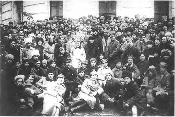 Ленин и Троцкий среди делегатов X съезда партии подавивших восстание в - фото 18