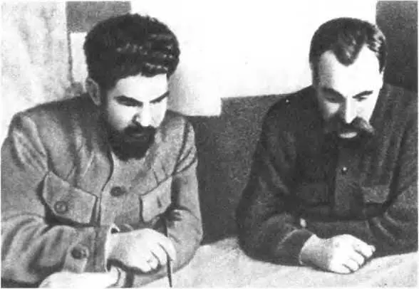 Начальник Штаба Красной армии Павел Лебедев слева и главком Сергей Каменев - фото 21