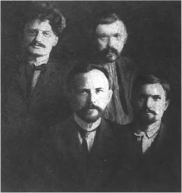 Президиум Петроградского Совета рабочих депутатов в 1905 году Слева Лев - фото 25