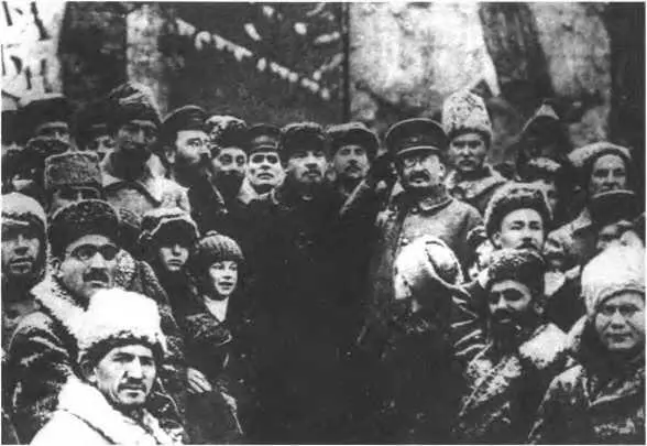 Ленин и Троцкий на Красной площади 7 ноября 1919 года Ленин выступает в - фото 26