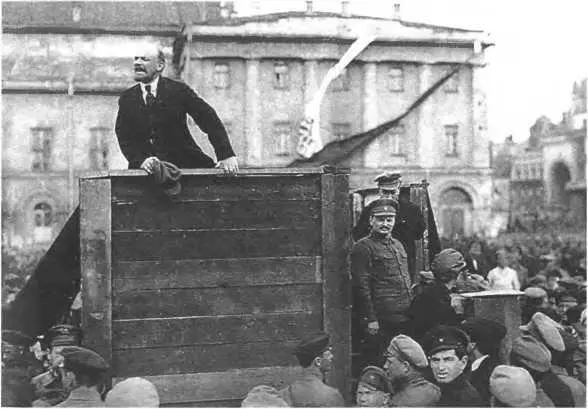 Ленин выступает в Москве 5 мая 1920 года Троцкий на ступеньках трибуны ждет - фото 27