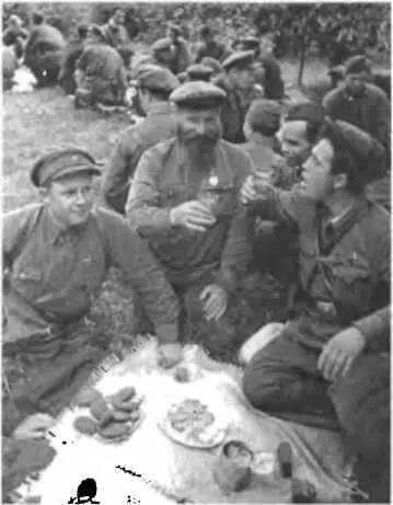 Излюбленное занятие актива Иван Климов 19031991 с мая 1943 до июля 1944 - фото 18